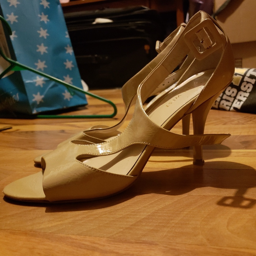 Nude sandle heels
